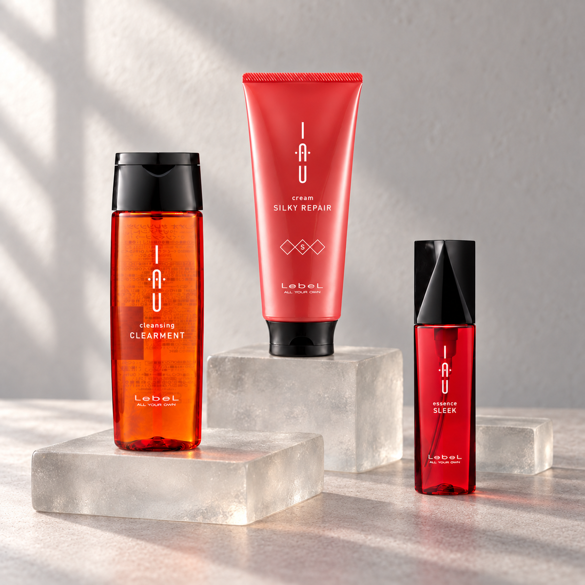 Szampon LebeL IAU Cleansing Relaxment w dłoniach na tle mokrych włosów z pianą.