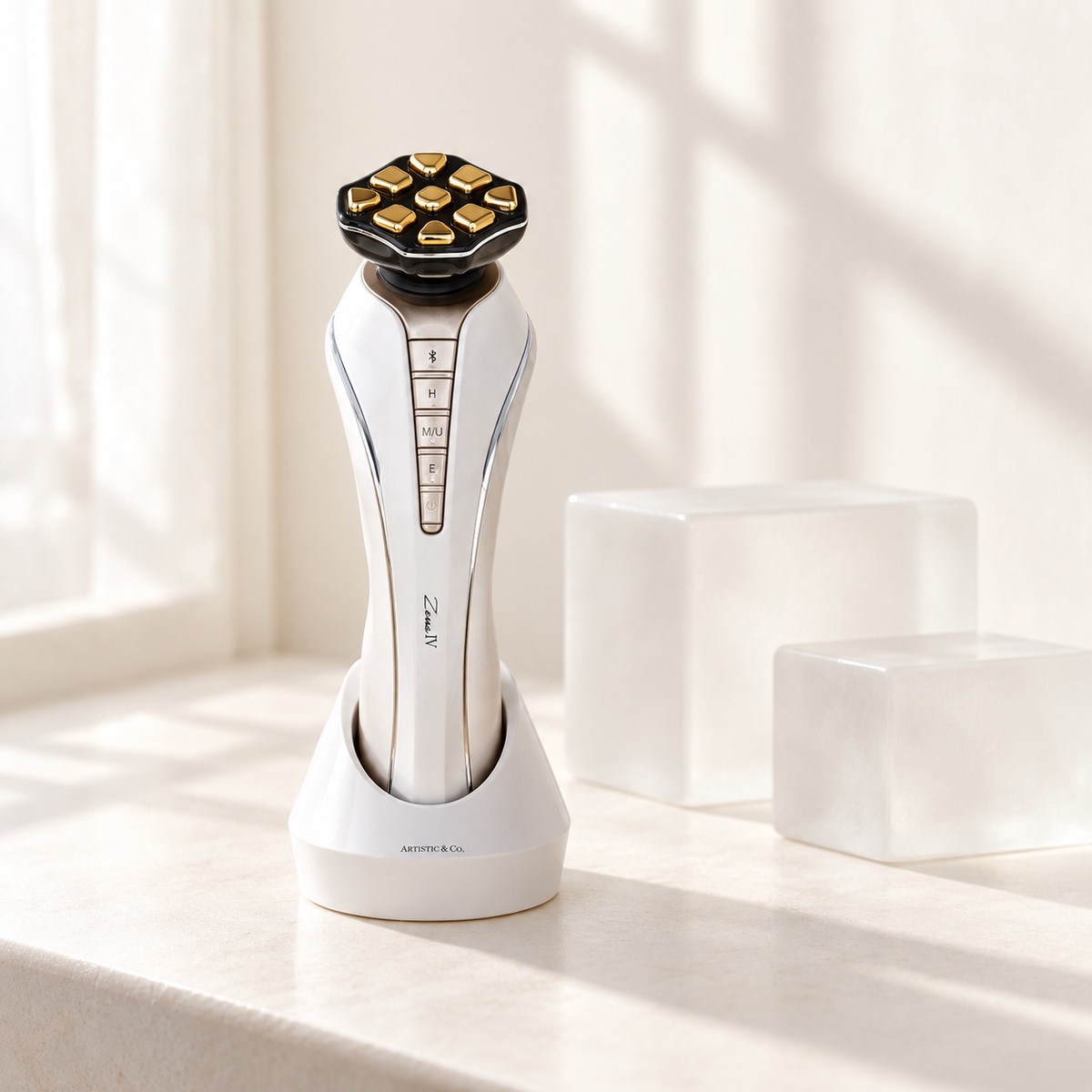 Kobieta trzymająca urządzenie Dr. Arrivo Zeus IV, obok serum i żelu PE Golden Beauty