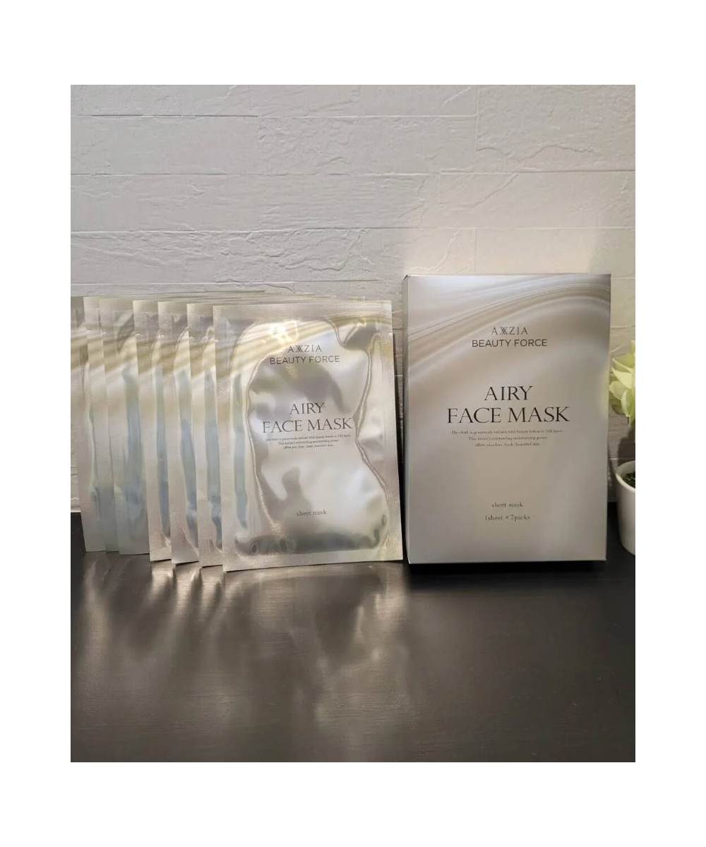AXXZIA Beauty Force Airy Face Mask – 5 saszetek rozłożonych wachlarzem i pudełko zbiorcze na ciemnym blacie