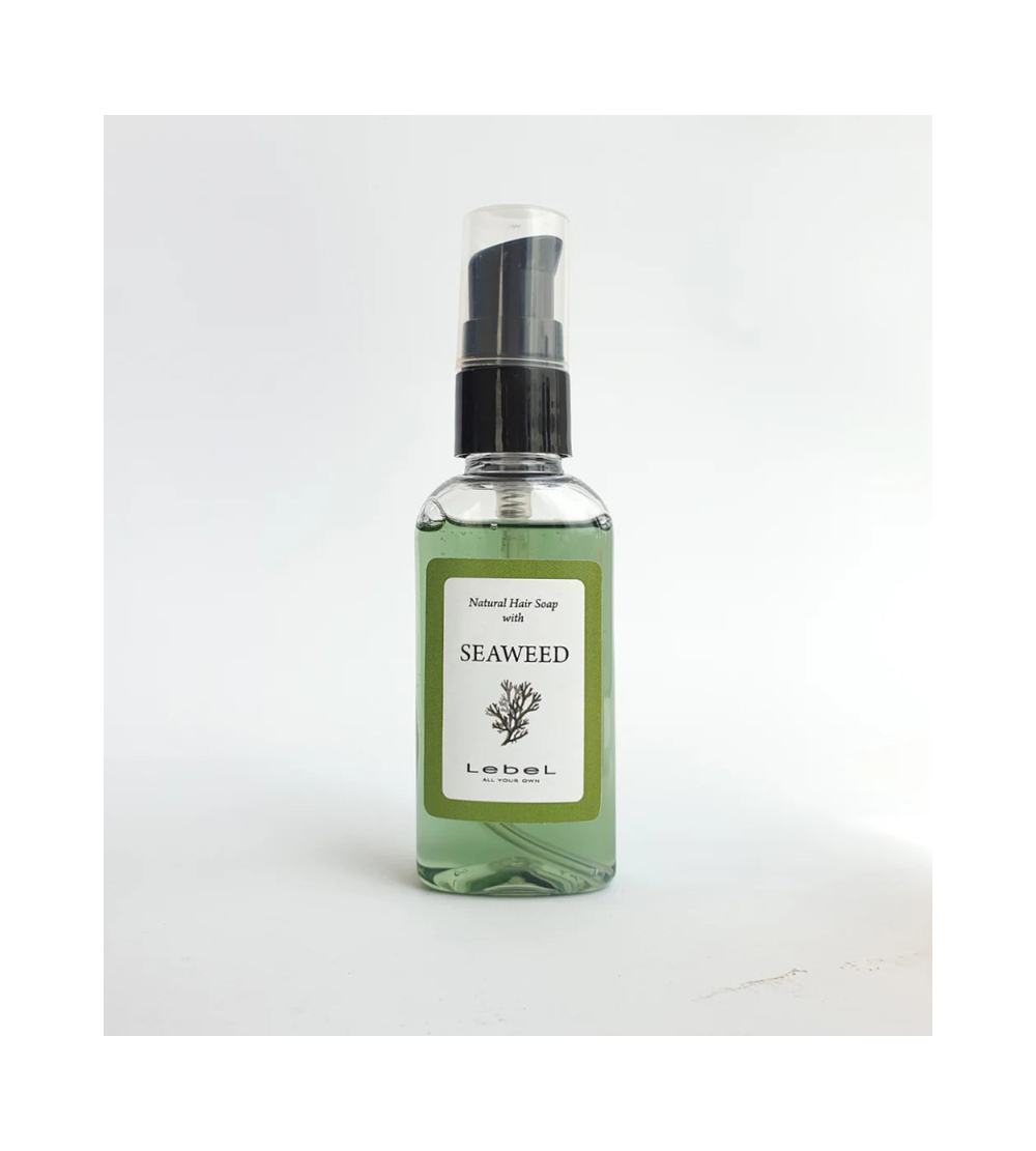 Lebel Natural Hair Soap Seaweed – butelka spray, elegancki lifestyle, szare tło premium


