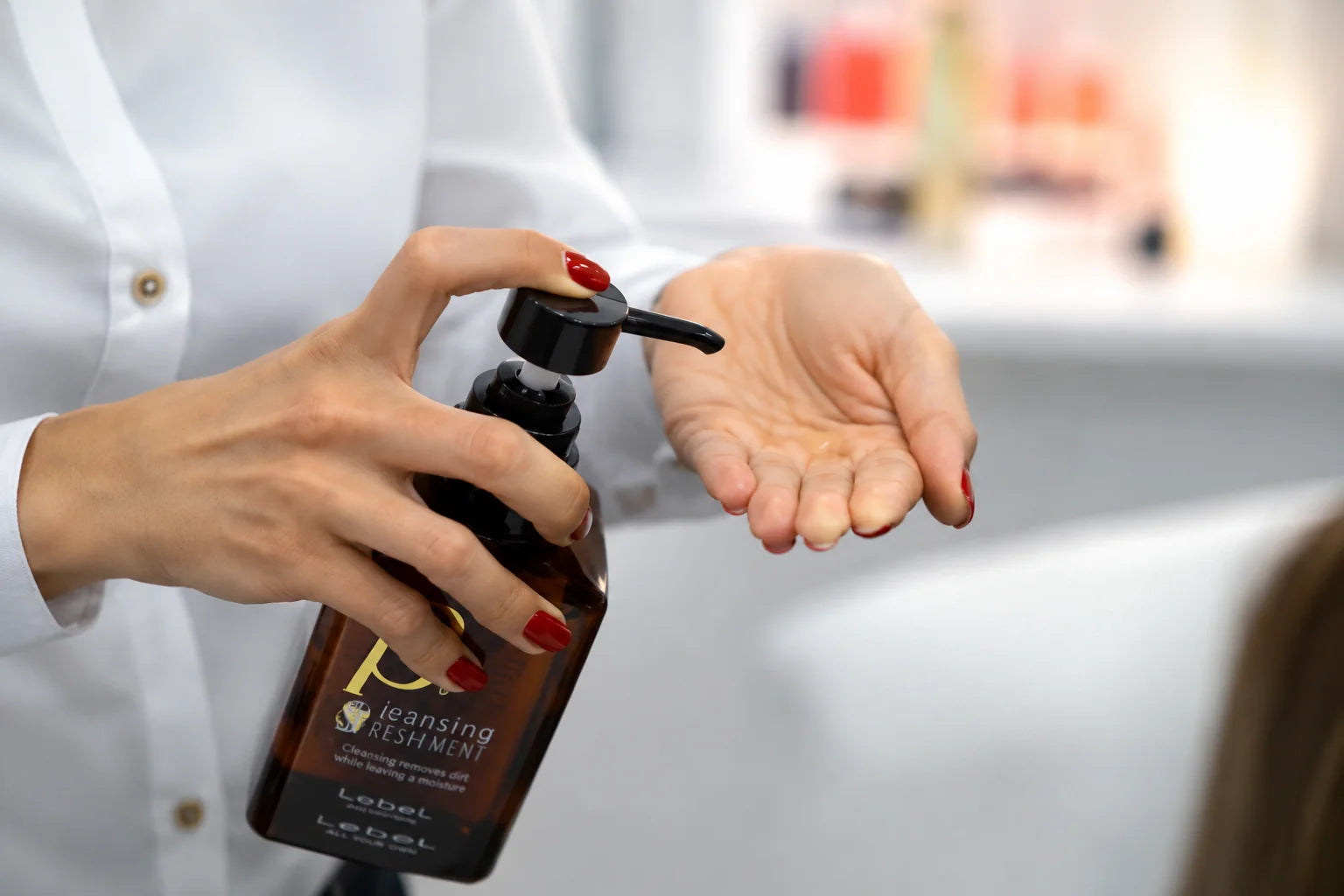 Kobieta trzymająca Spa Treatment Insert Lotion - balsam do twarzy o bogatszej konsystencji
