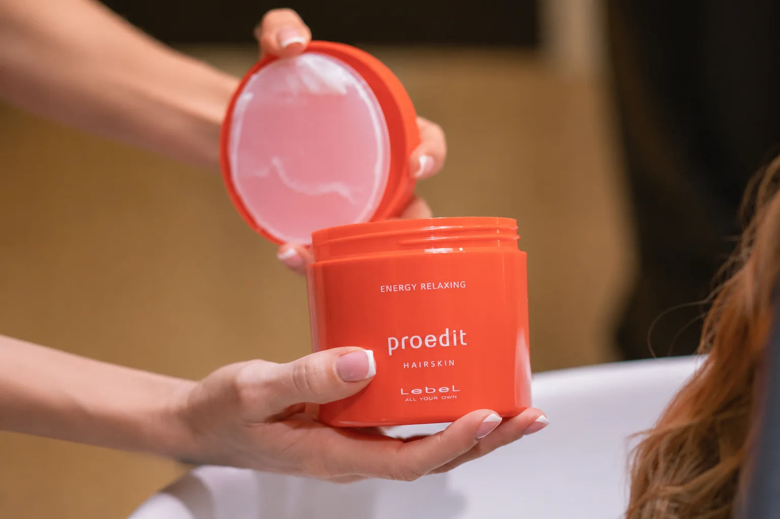 Aplikacja maski Lebel Proedit Hairskin Energy Relaxing w salonie - pielęgnacja skóry głowy