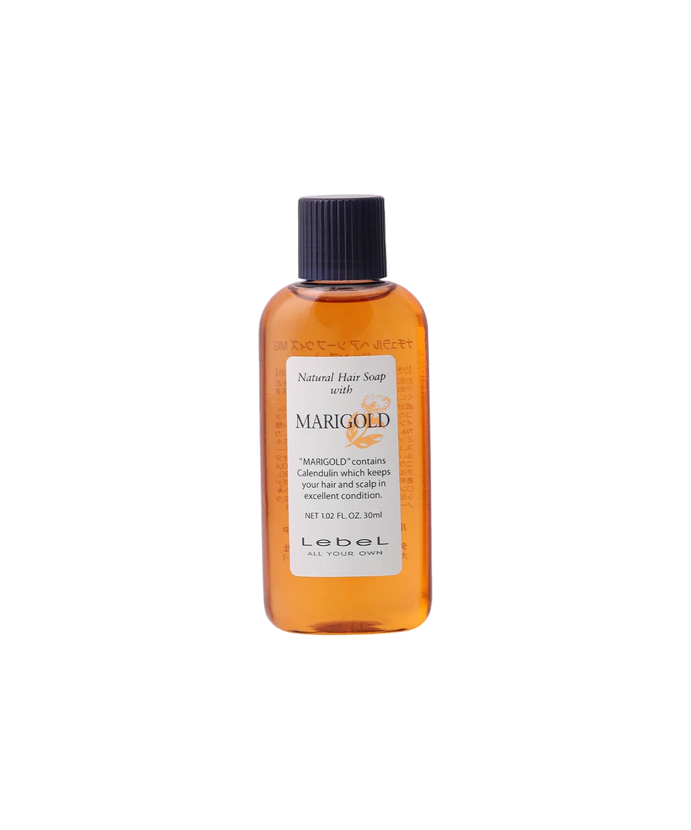 Szampon LebeL Natural Hair Soap Marigold 30 ml w małej bursztynowej butelce z czarną zakrętką na białym tle