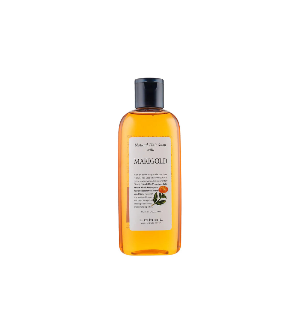 Szampon LebeL Natural Hair Soap Marigold w bursztynowej butelce z ciemną nakrętką na białym tle.